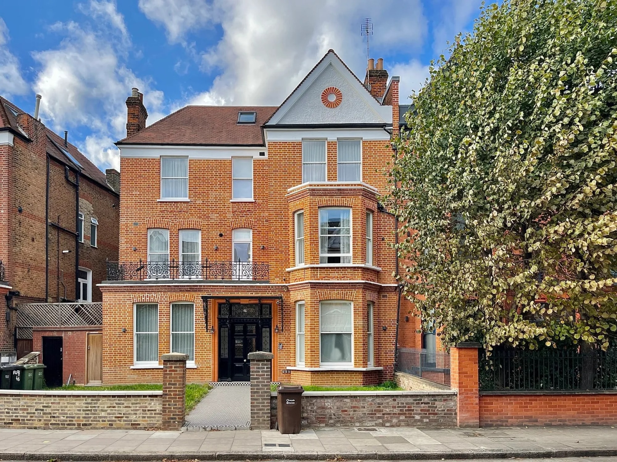 Gorgeous and spacious 2 bed detached house modern design NW6 — photo 18