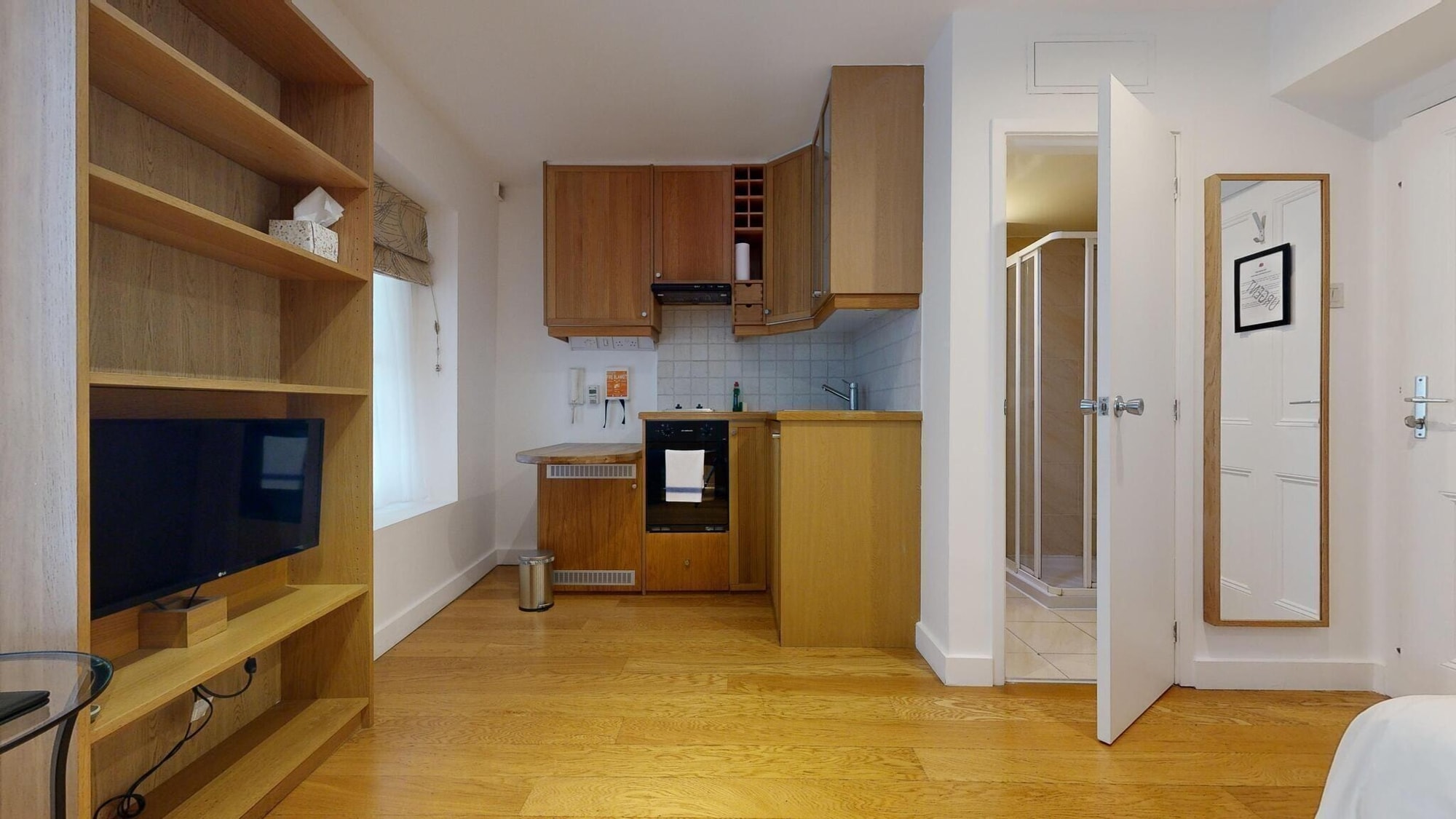 A refurbished studio to rent in Bloomsbury WC1H, King's Cross — photo 3