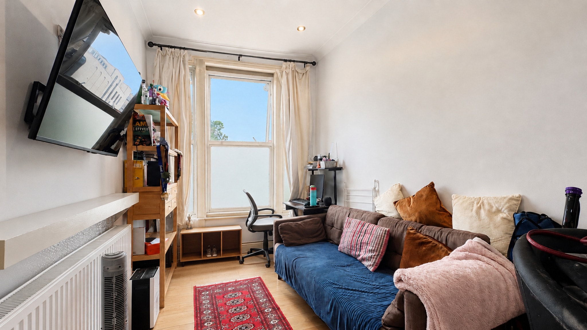 Beautifully furnished one-bedroom flat available for, including bills and Virgin WiFi. Council tax is not included (Band B) — photo 2