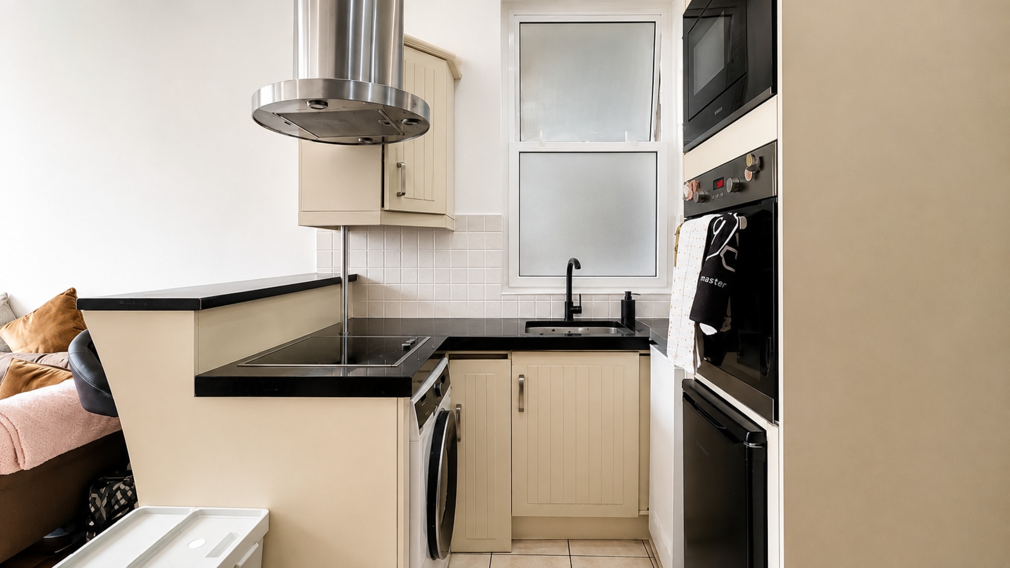 Beautifully furnished one-bedroom flat available for, including bills and Virgin WiFi. Council tax is not included (Band B) — photo 6
