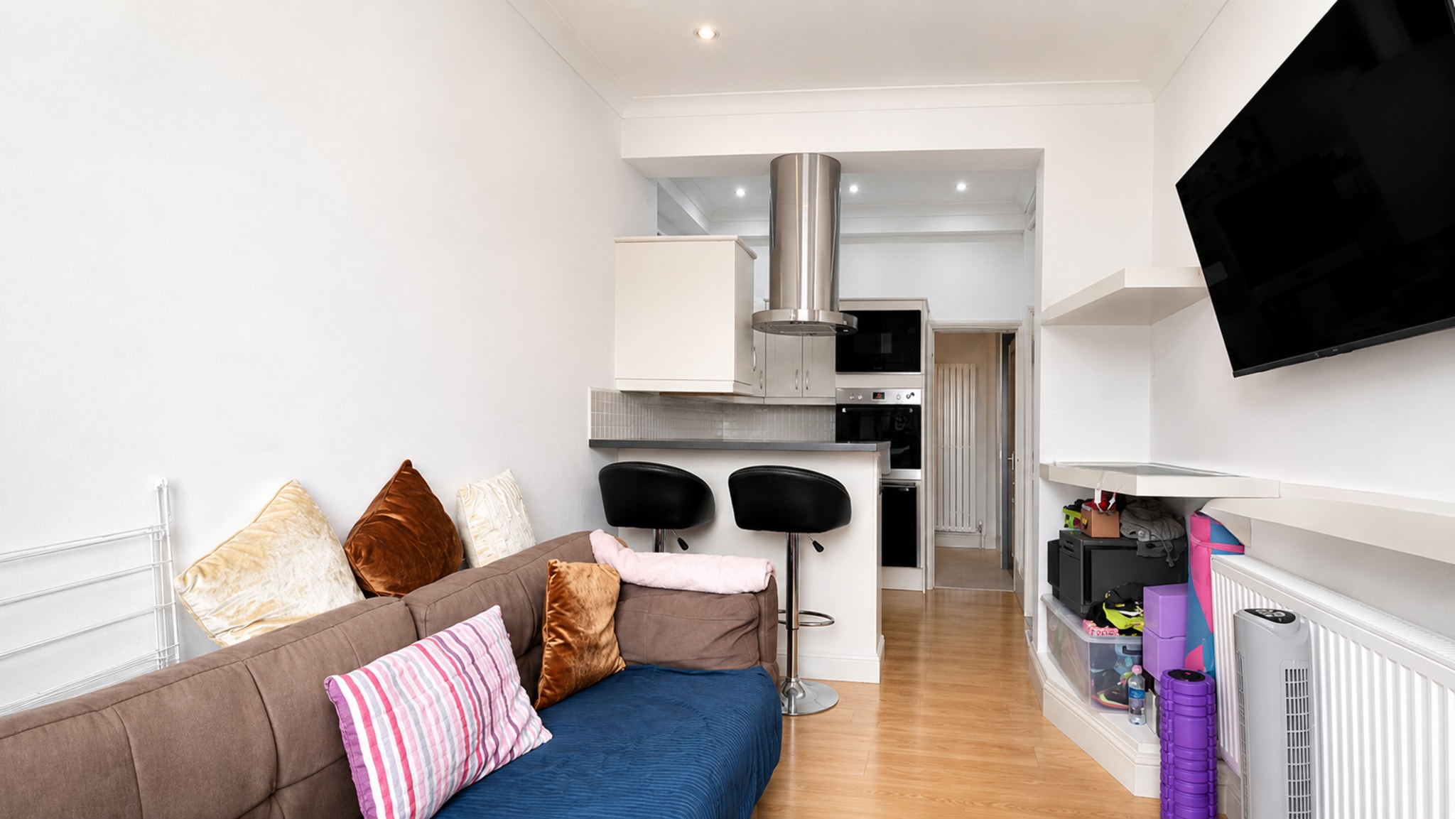 Beautifully furnished one-bedroom flat available for, including bills and Virgin WiFi. Council tax is not included (Band B) — photo 4