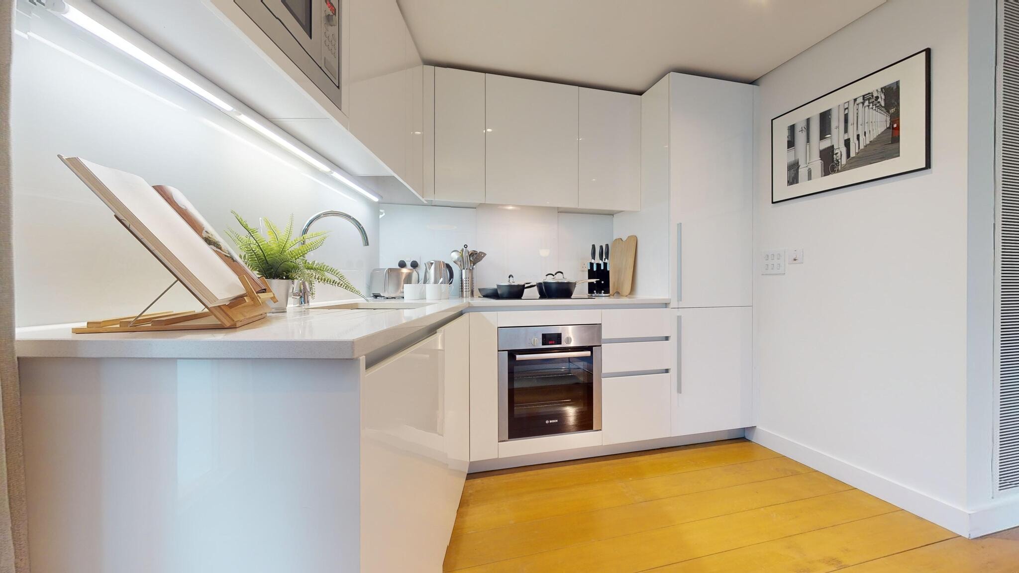 Stylish 3-Bedroom Apartment in Paddington Basin, W2 beautifully interior-designed and set within a sought-after modern development — photo 4