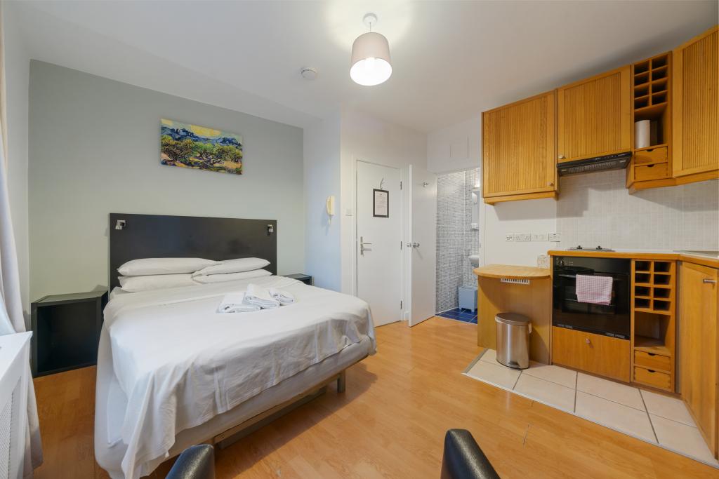 Stylish Modern 2nd-Floor Apartment with Open-Plan Living & En-Suite