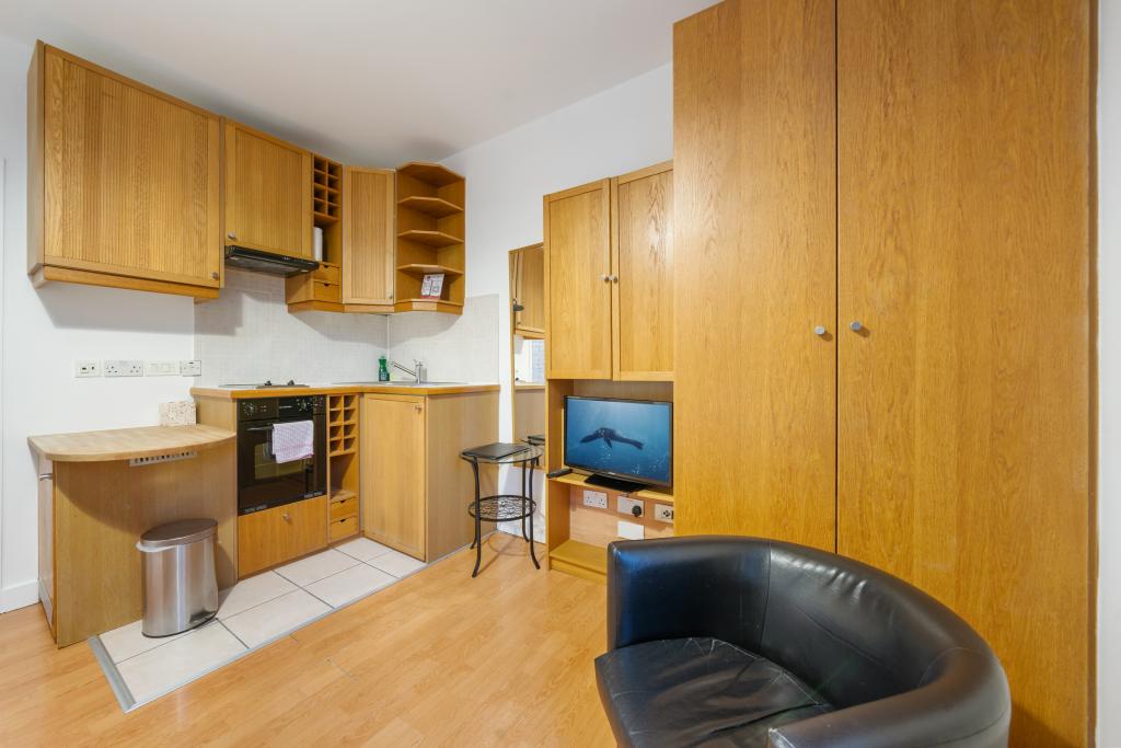 Stylish Modern 2nd-Floor Apartment with Open-Plan Living & En-Suite — photo 5
