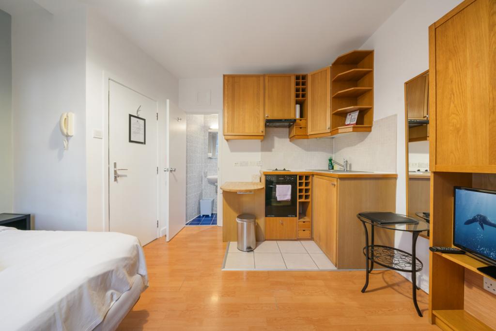 Stylish Modern 2nd-Floor Apartment with Open-Plan Living & En-Suite — photo 6