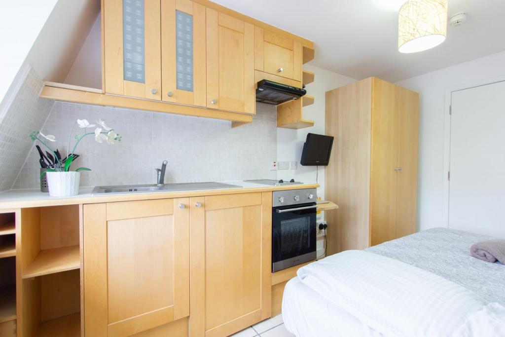 AIR CONDITIONED Modern top floor studio apartment with open plan kitchen — photo 4