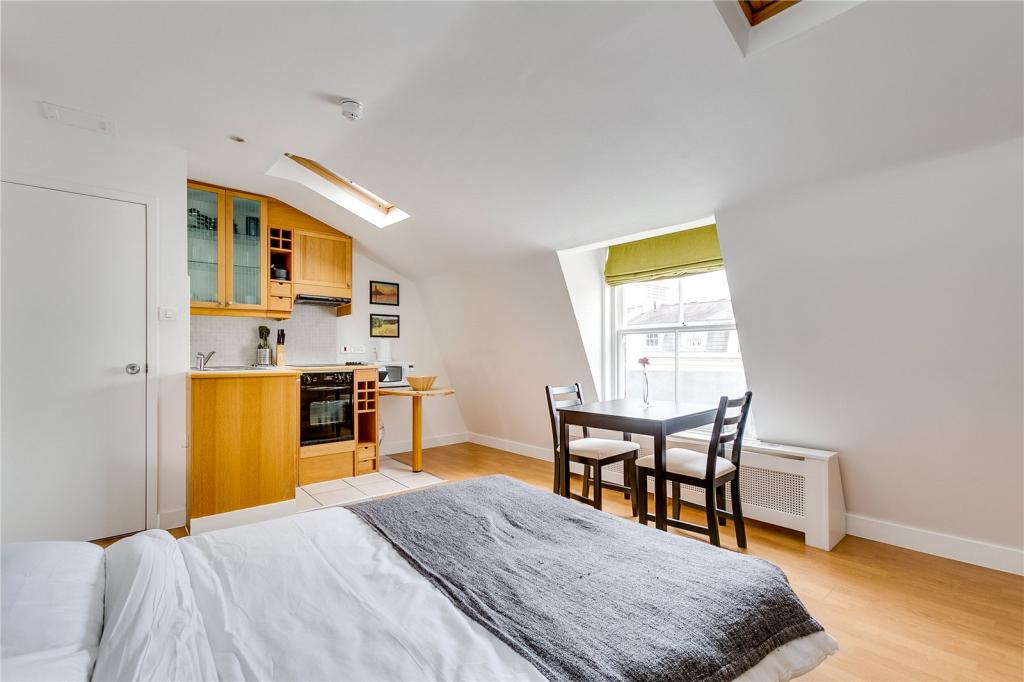 AIR CONDITIONED Modern top floor studio apartment with open plan kitchen — photo 3