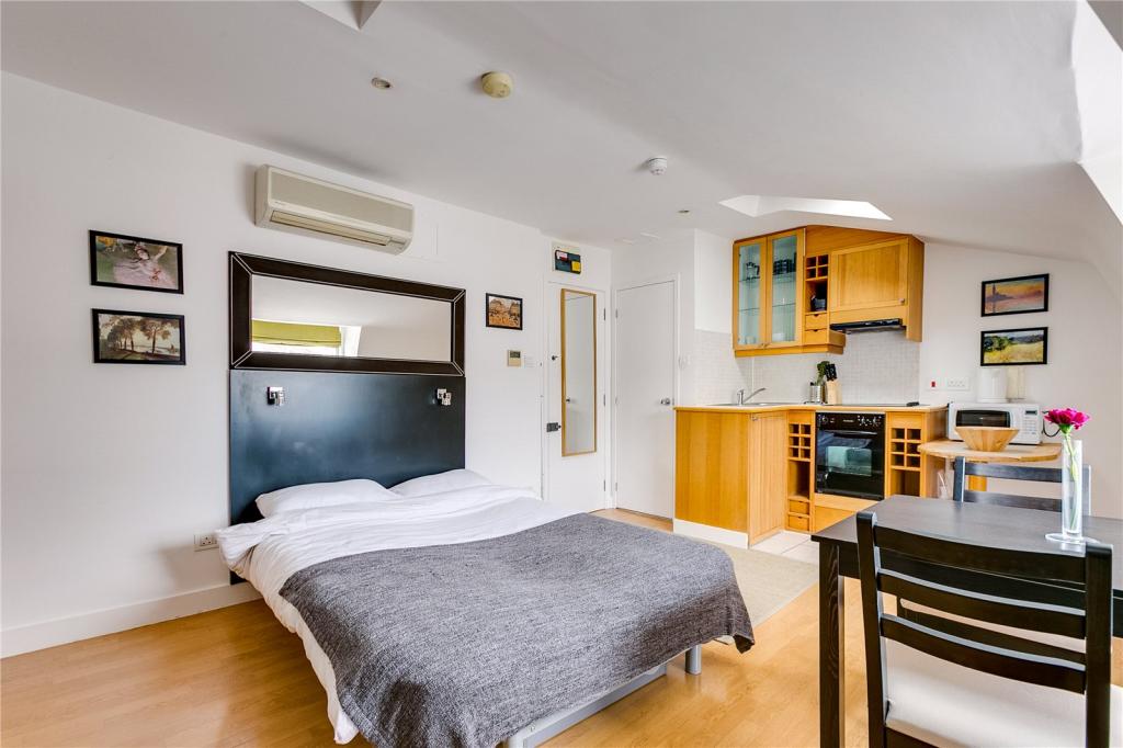 AIR CONDITIONED Modern top floor studio apartment with open plan kitchen — photo 6