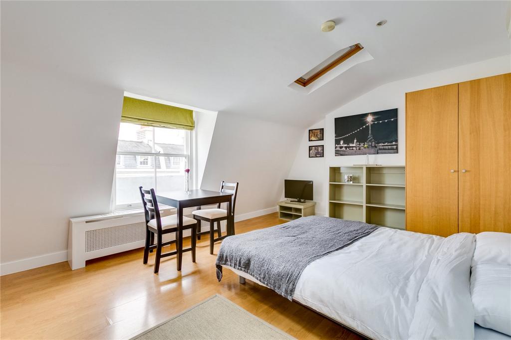 AIR CONDITIONED Modern top floor studio apartment with open plan kitchen — photo 2